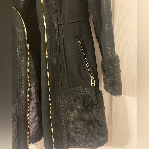Guess black for fur jacket with gold zipper - Picture 4 of 5